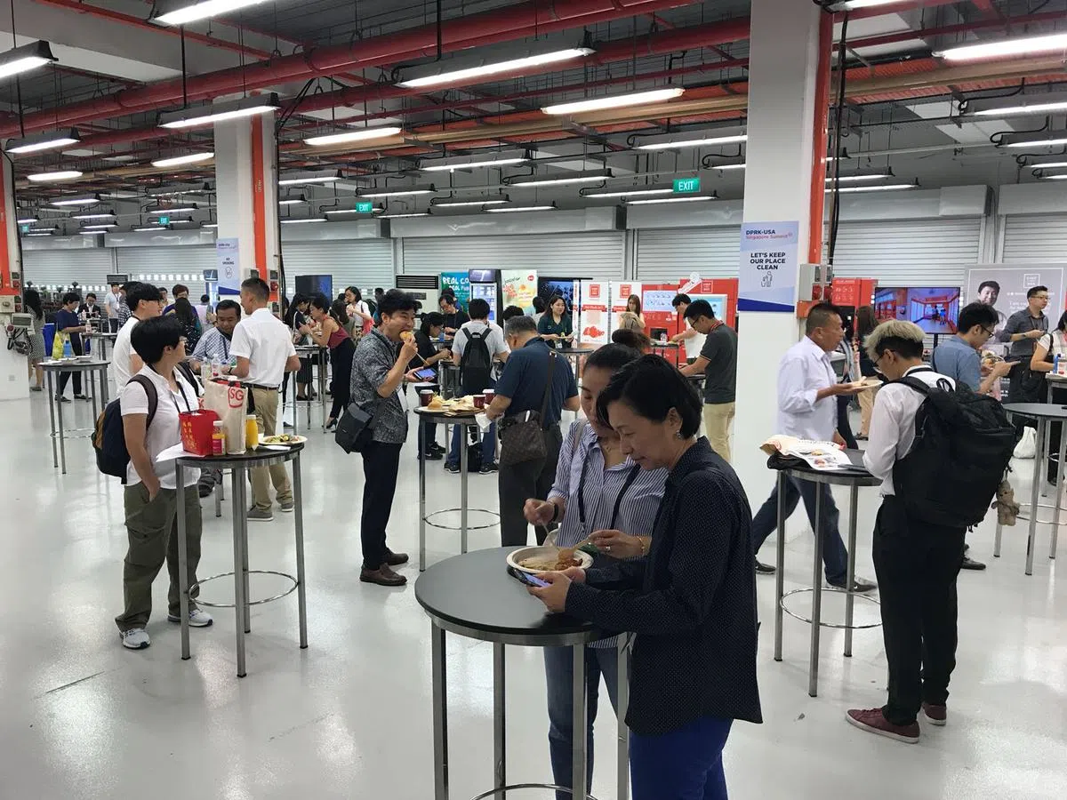  一楼美食中心的就餐区。（卢凌之摄） 