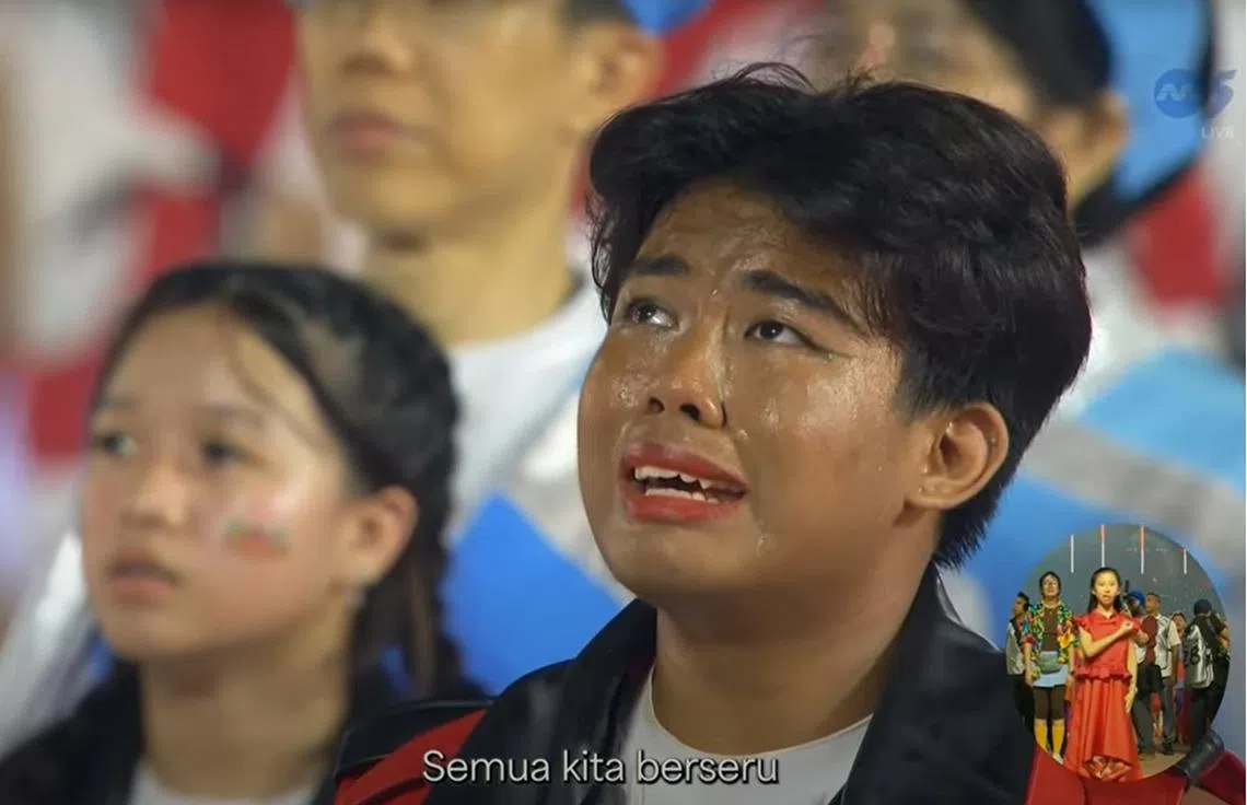 这名男表演者在国庆庆典尾声唱国歌时真情流露，让他意外成为庆典的焦点。（视频截图）