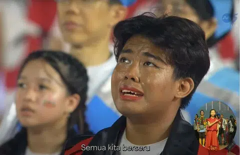 这名男表演者在国庆庆典尾声唱国歌时真情流露，让他意外成为庆典的焦点。（视频截图）