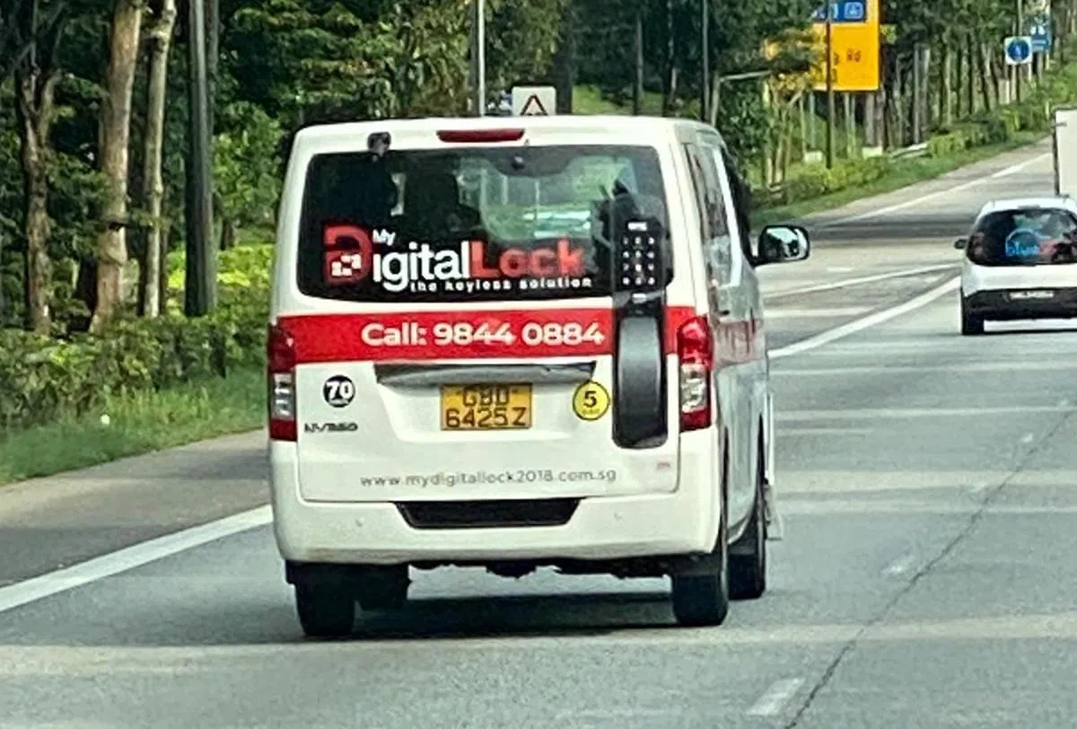  窃贼二人组行为相当嚣张，偷车之后在全岛走透透，被一些网民目击拍下。（My Digital Lock Pte Ltd 面簿） 