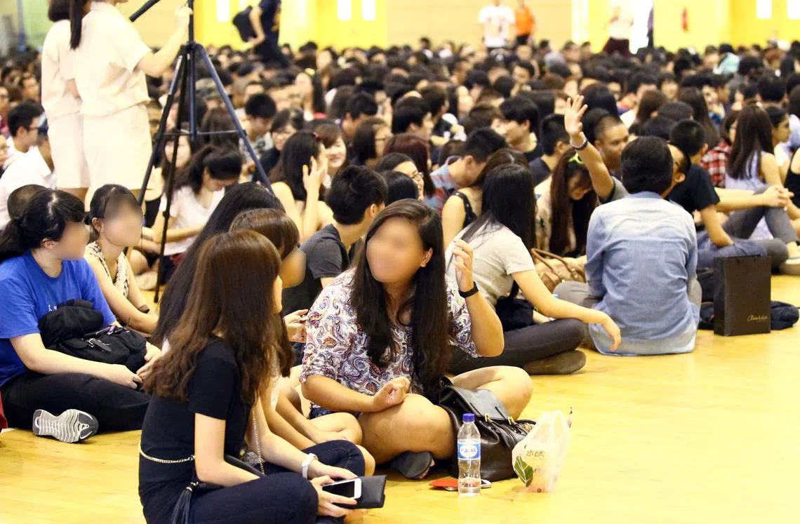 回校等待A水准会考成绩放榜的莘莘学子。（联合早报）