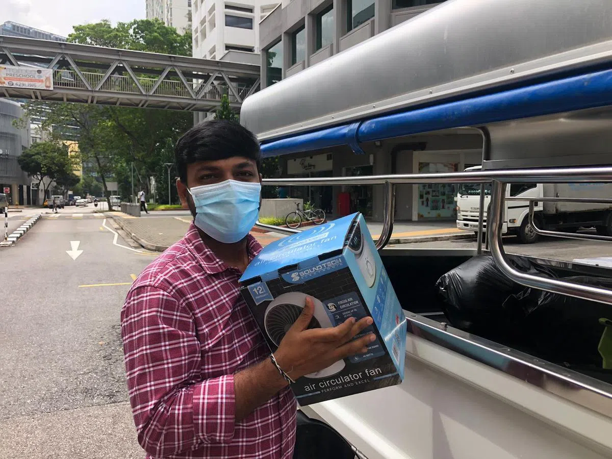  （ItsRainingRaincoats面簿） 