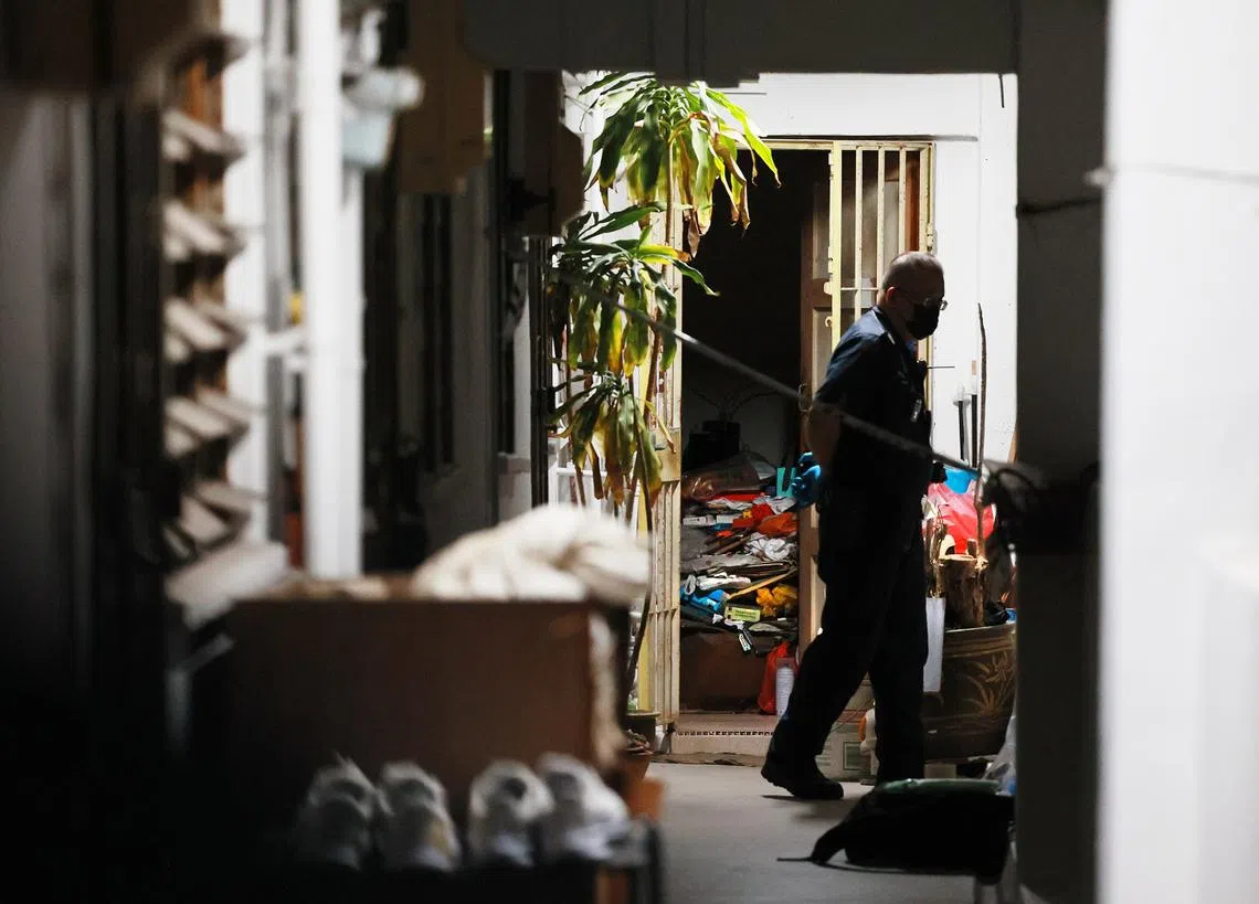 2024年7月31日6时许，地点是文礼2道第185座组屋，近八旬独居老翁在家过世两三天，惨变腐尸后，警察上门才得知。（新明日报）