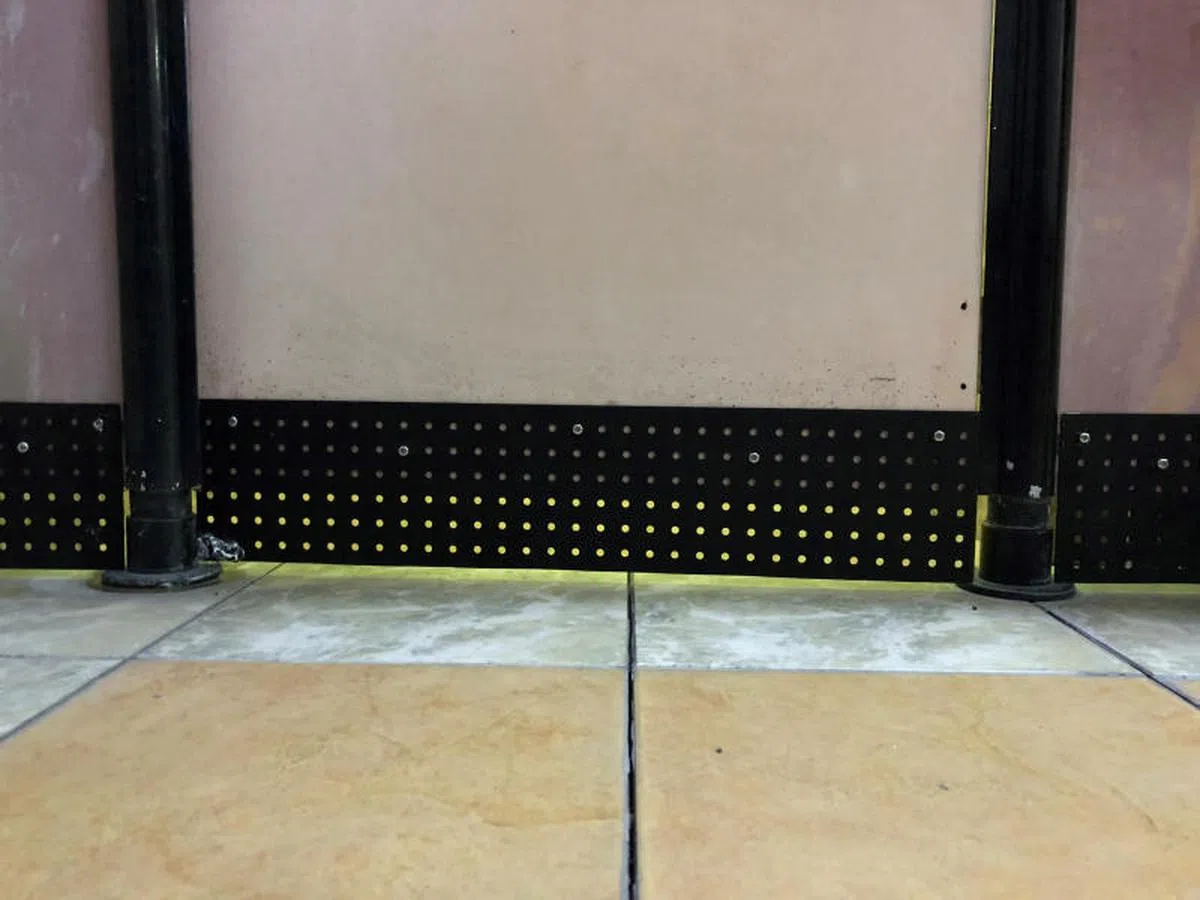  国大宿舍内淋浴间的门底下的缝隙已经用铁板封起来。（新加坡国立大学） 