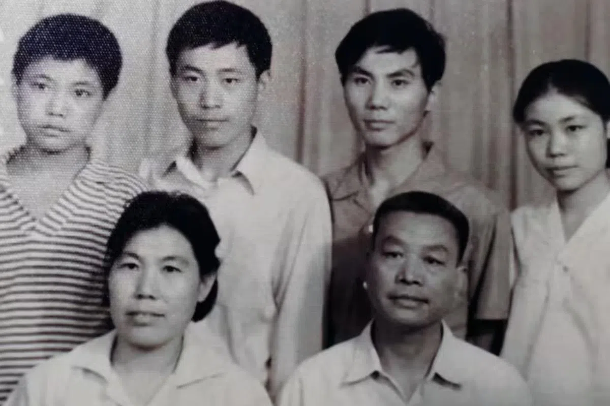 1981年，16岁的苗岚（右）和父母（前排）与哥哥们合照。（苗岚提供）