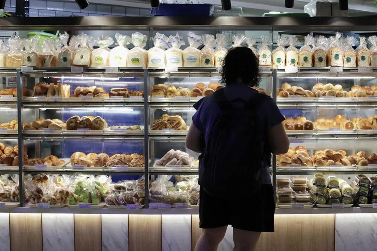 成本提高时，商家普遍会通过涨价将额外成本转嫁给消费者。（海峡时报）