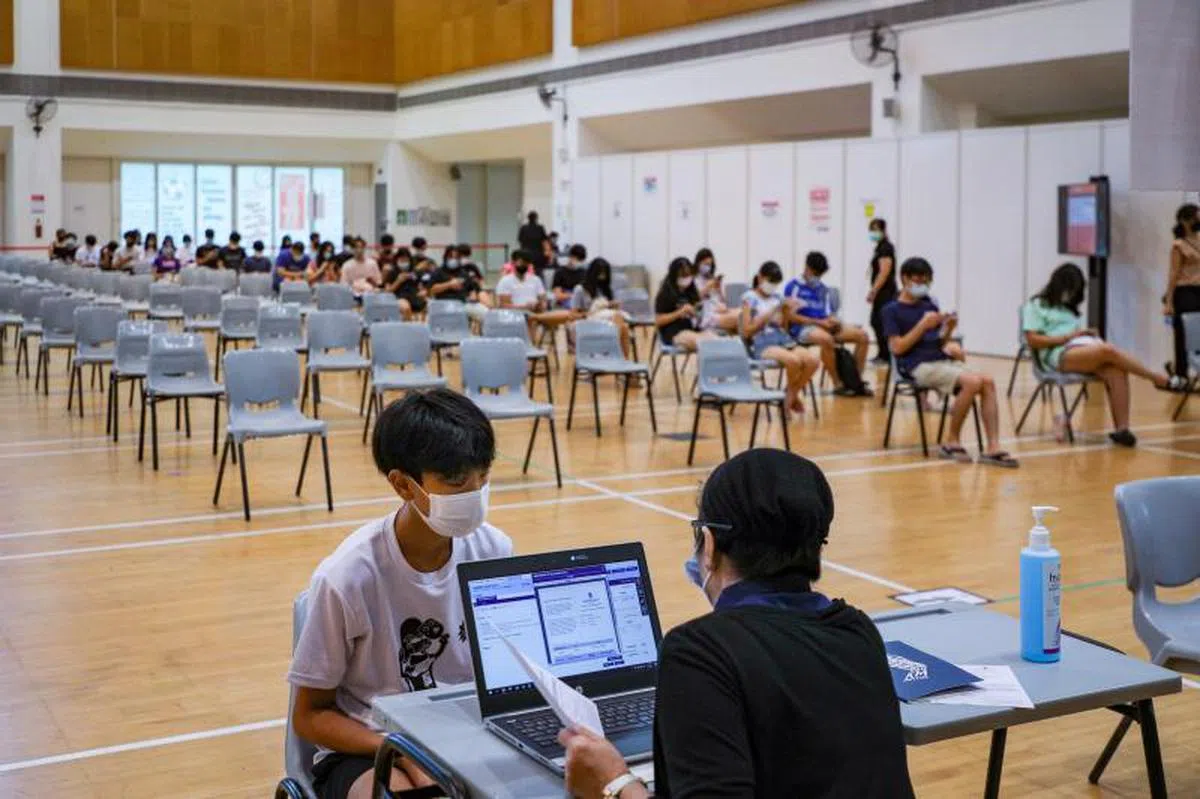  本地40岁以下民众可从明日开始预约接种疫苗。（联合早报） 