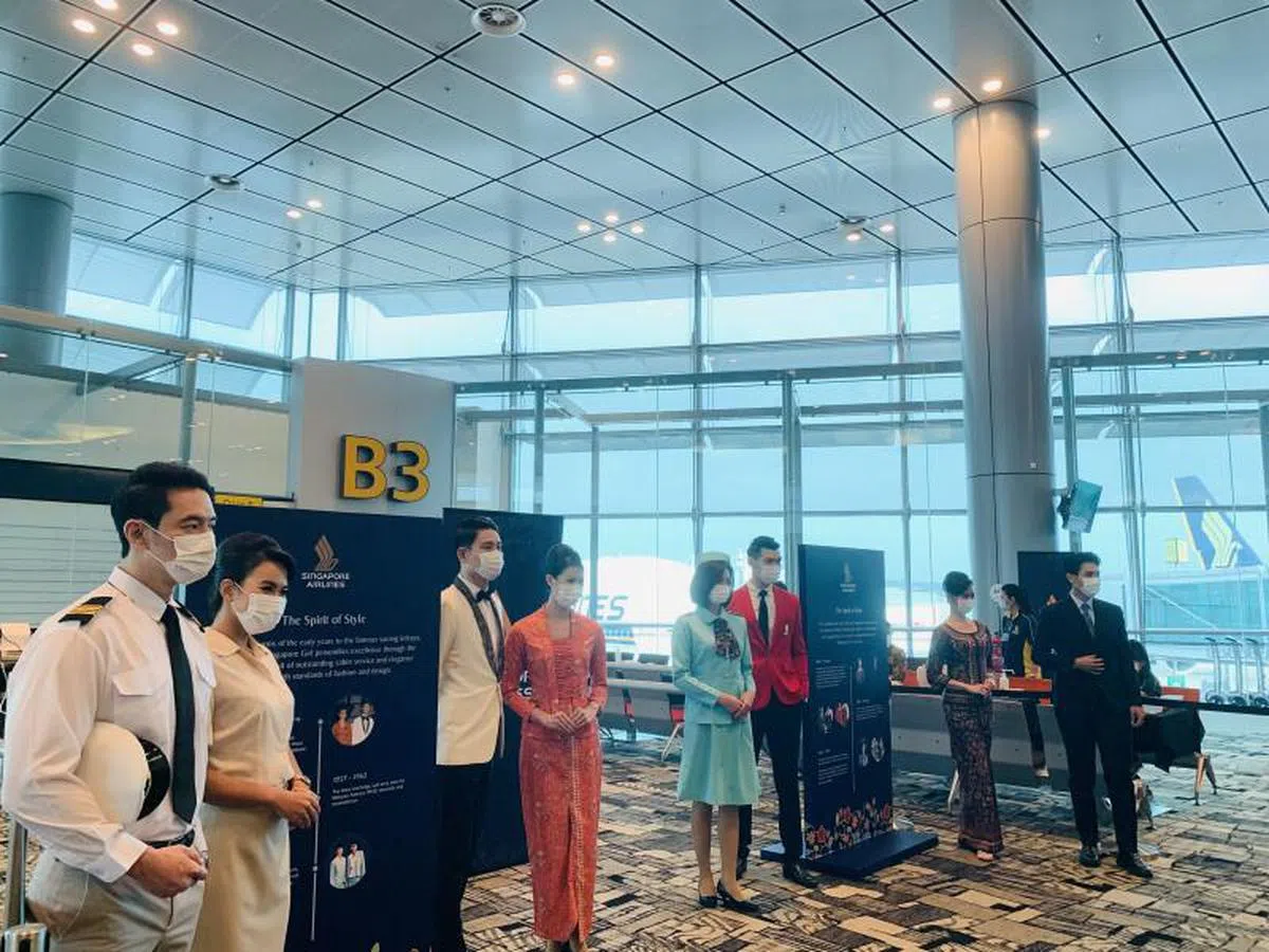  新航空服人员展出新航制服的演变。（新明日报） 