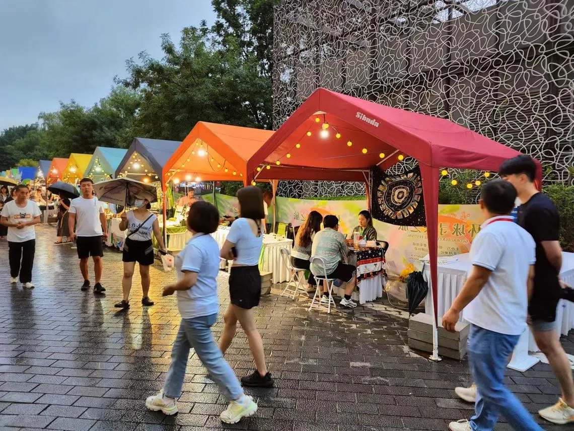 2023年北京三里屯一个临时市集的塔罗牌占卜摊位。（联合早报）