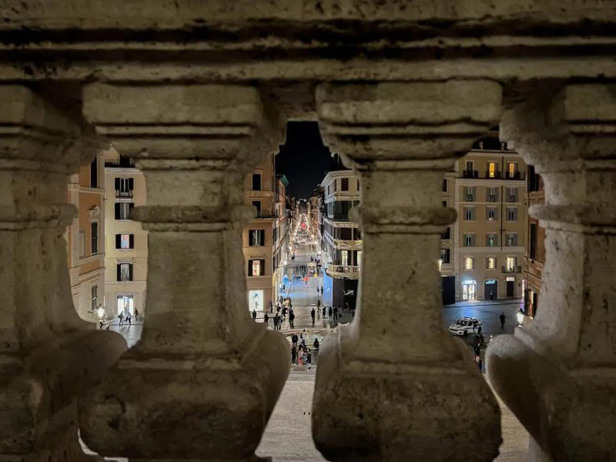 西班牙阶梯（Spanish Steps）是罗马的一座户外阶梯，共有135阶，其与西班牙广场相联接，山上是天主圣三教堂。（李显龙摄）