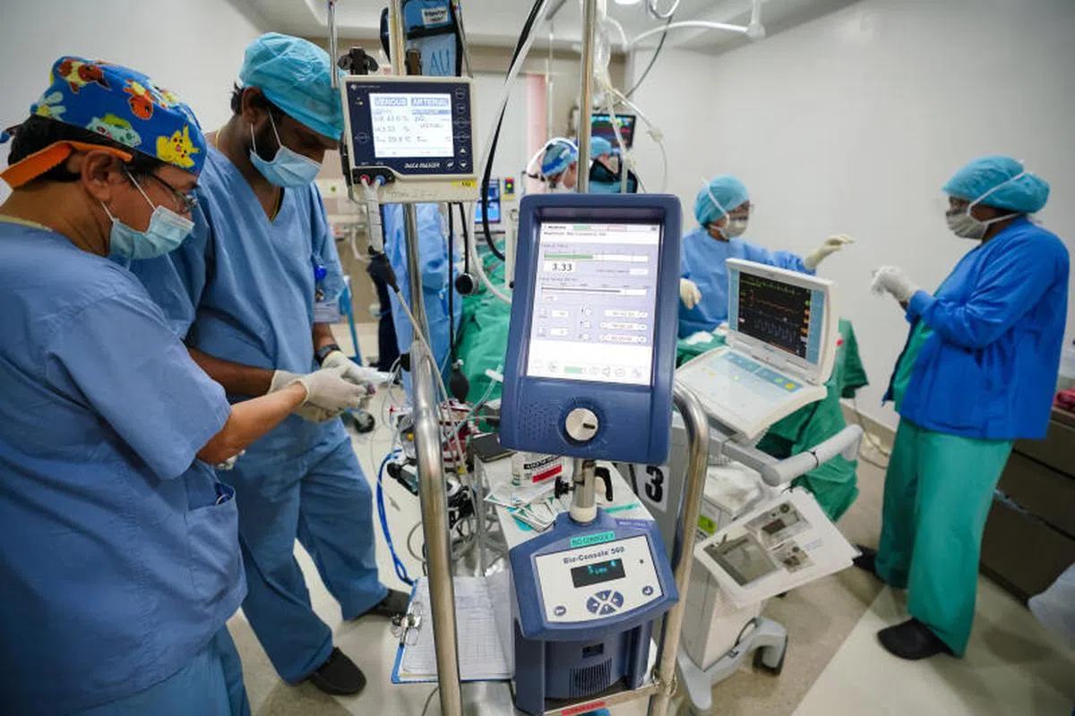 俗称“人工心肺”的体外膜式氧合器（extracorporeal membrane oxygenation machine，简称ECMO）。（国立大学心脏中心）