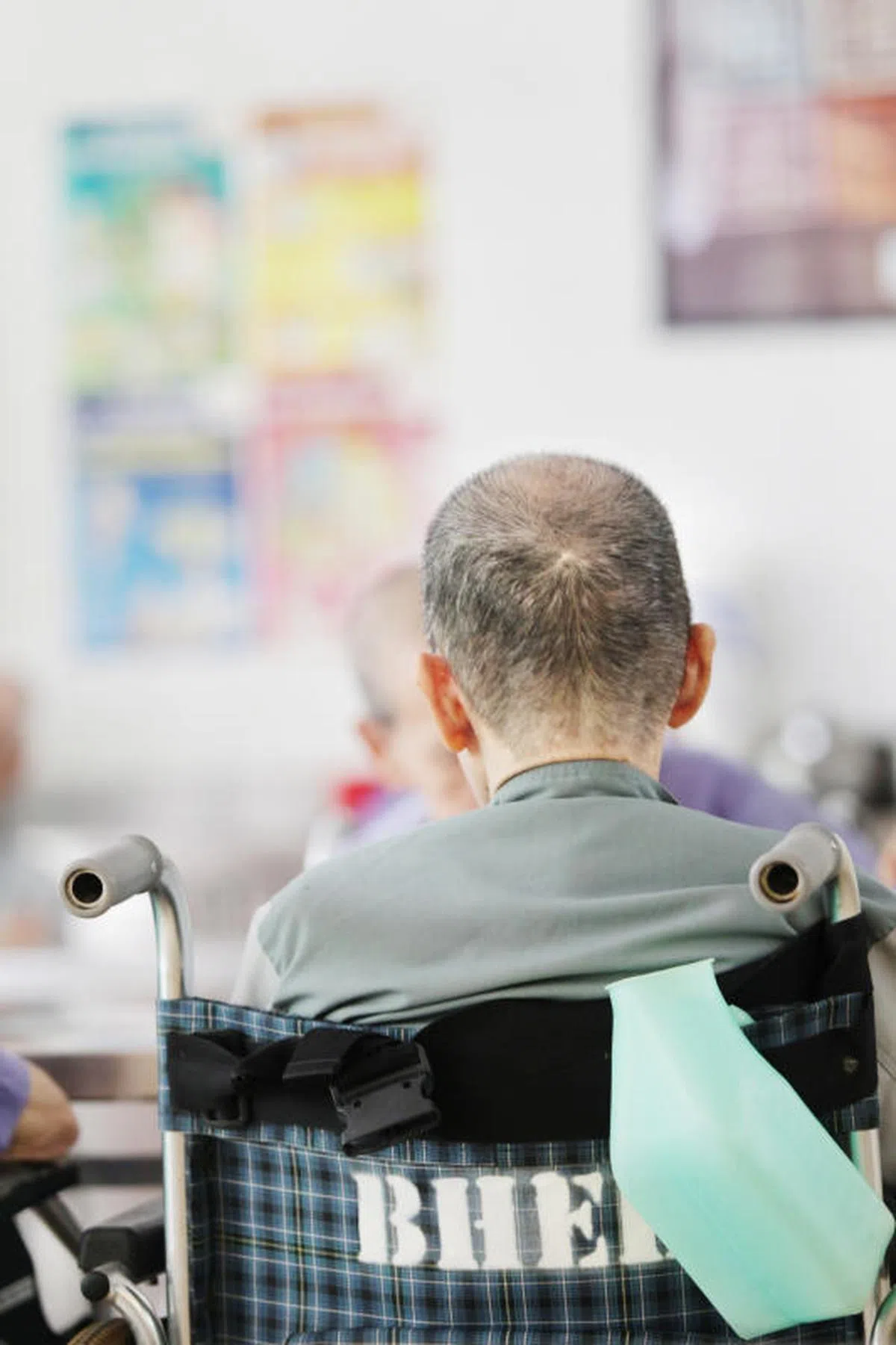 外籍女佣推着轮椅，带着行动不便的年长者外出。（联合早报）