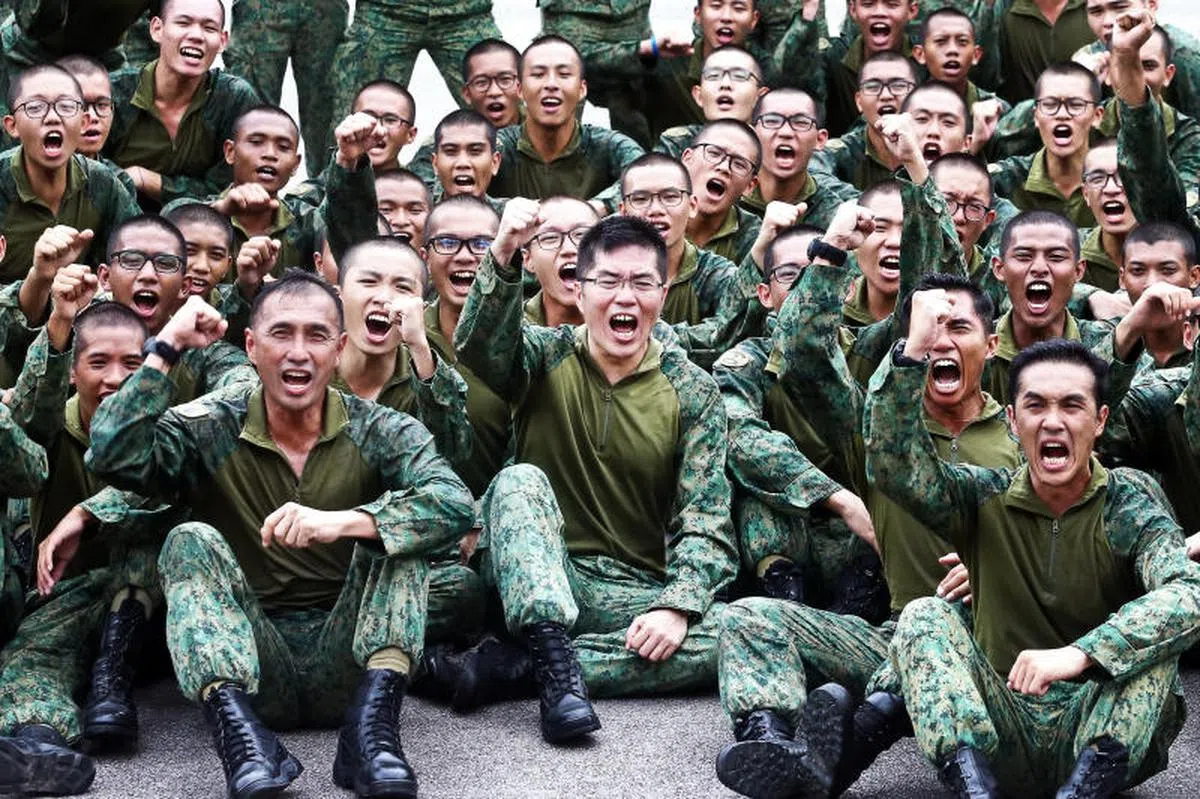  新加坡武装部队军人作战性能中心在所有陆军作战部队推出“兵种体能训练”（Vocation Fitness Training），让新兵在完成基本军训并分配到各自兵种后，接受针对兵种制定的军训。三军总长王赐吉少将（中）于2018年6月19日亲自参与部分训练，了解士兵的进度。（联合早报 
