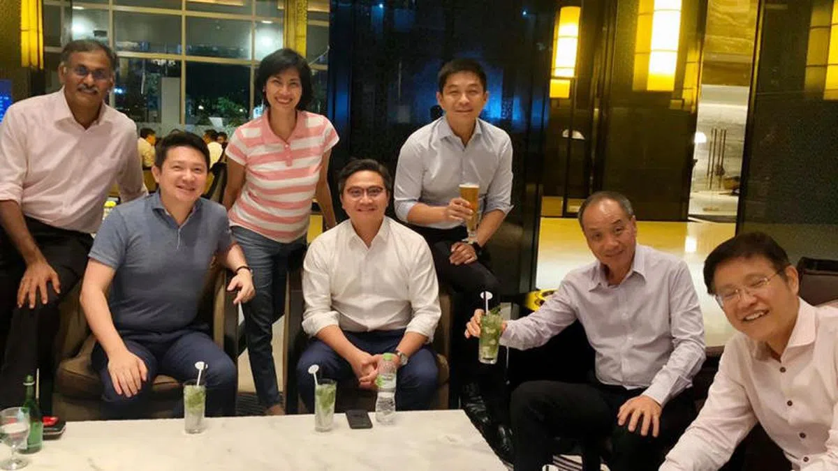  陈川仁（后排右一）去年11月携团在雅加达的独立宫会见印尼总统佐科后，与随行的国会议员穆仁理（后排左一）、祖安清心（后排左二）、（前排左起）郭献川、安迪、刘程强、和颜添宝在下榻酒店轻松喝一杯。（陈川仁面簿） 