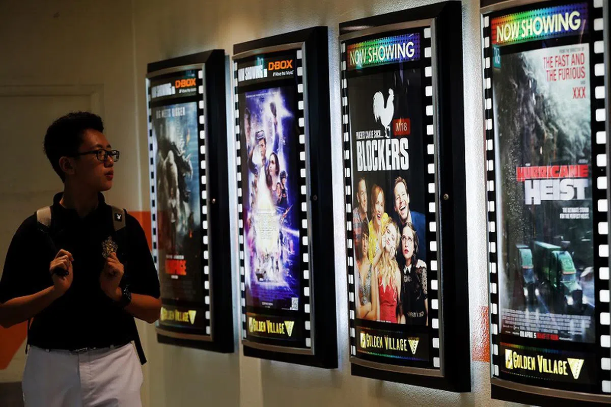 即使毕业了一段时间，一些人还是会收着学生证，如有机会享有学生优惠时就出示它，看看能否仗着自己的一张娃娃脸“蒙骗过关”。（海峡时报档案照片）