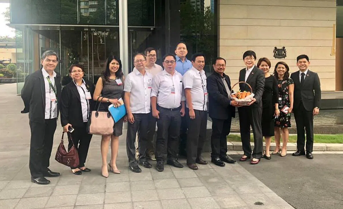  Emmanuel F. Piñol（左五）组织了一个会谈小组，到新加坡大使馆和郭丽冰（左四）推荐可从菲律宾出口到新加坡的产品。(取自Emmanuel F. Piñol面簿） 
