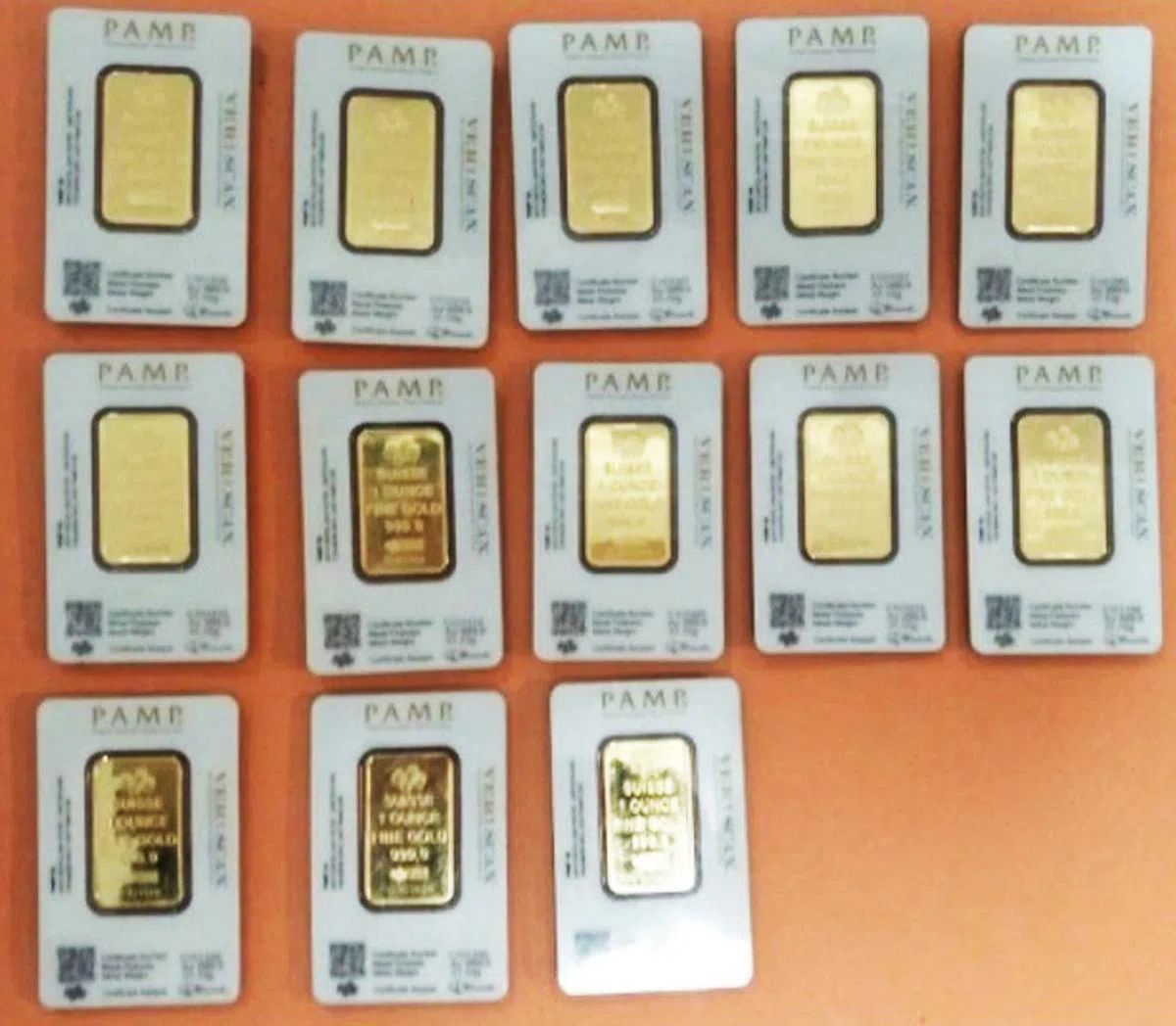  假金条背面。（新加坡警察部队） 