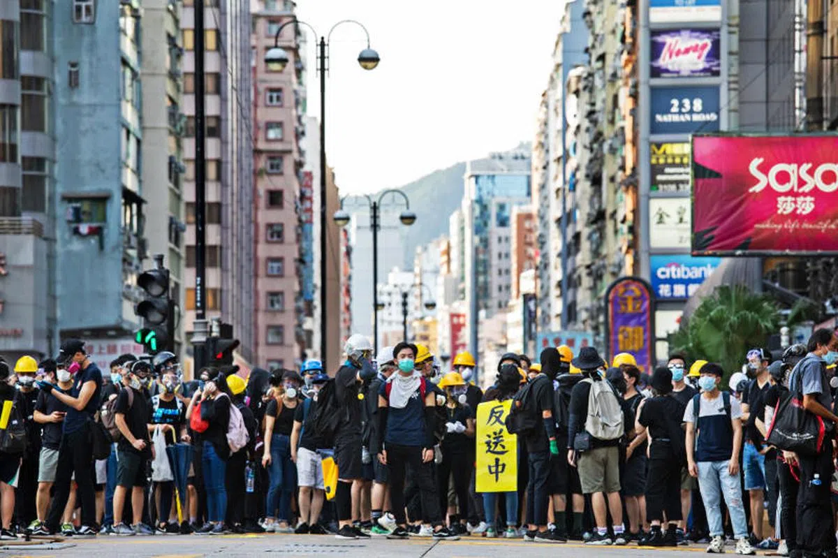  “反送中”示威抗争的人群中，能看到不少香港青年的身影。（彭博社） 