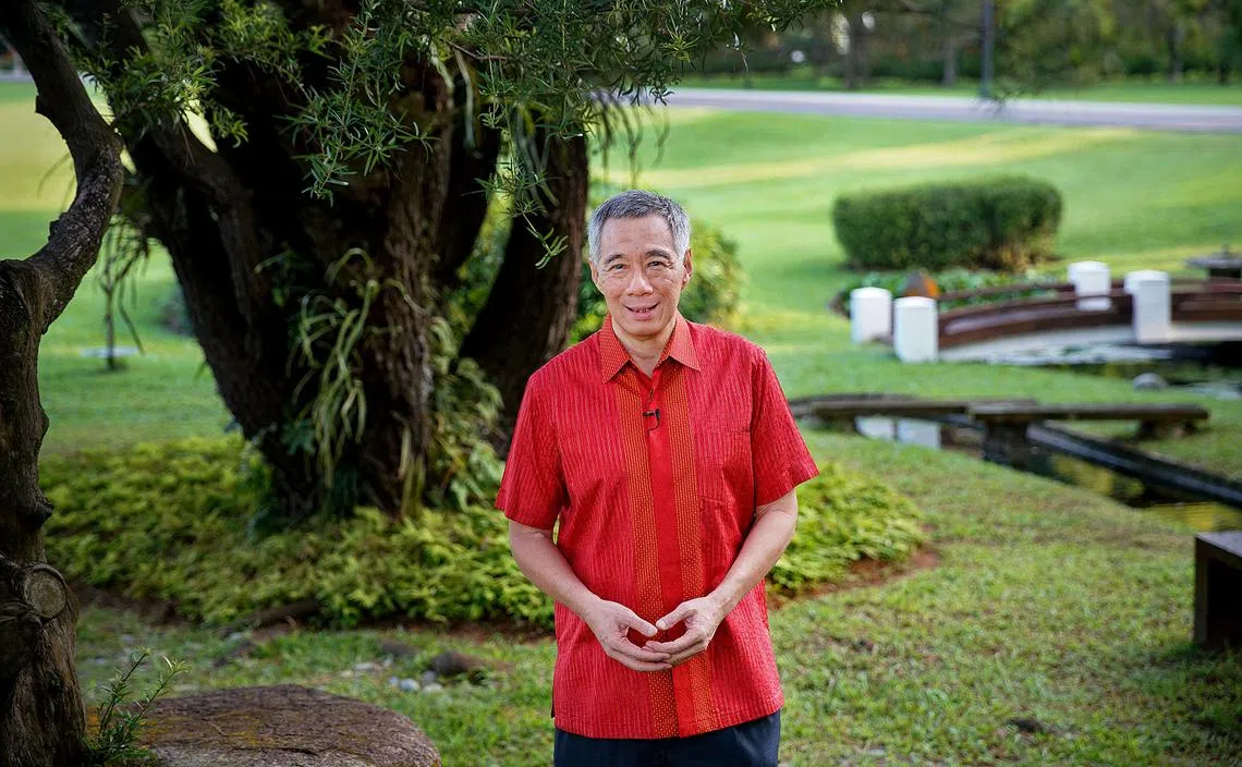 李显龙总理在新年献词中勉励国人，趁我国纪念开埠200周年反思历史，同时努力开创未来。（通讯及新闻部）