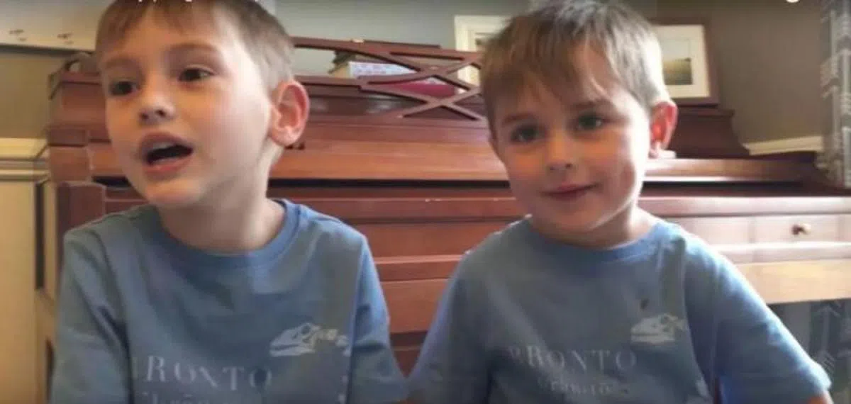  左边是哥哥Levi，右边是弟弟Ezra。（Becca的Instagram） 