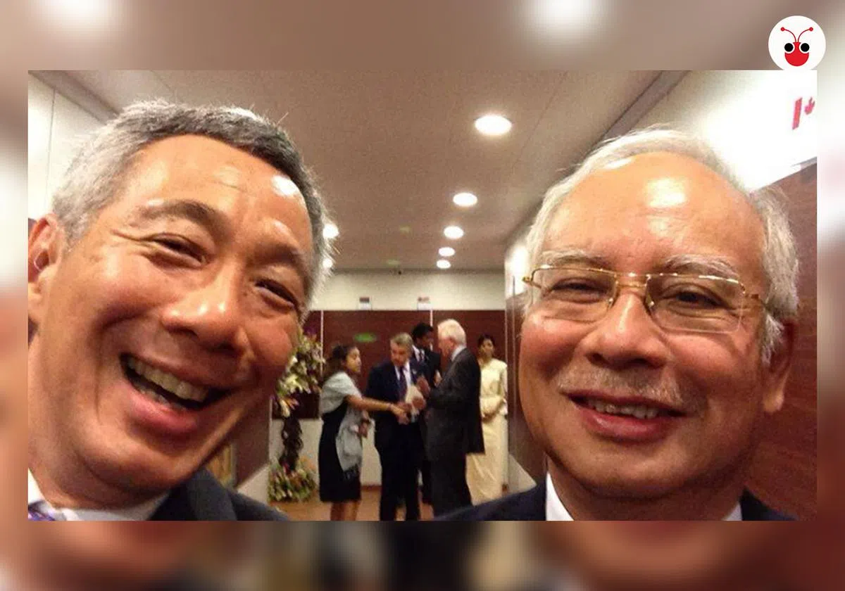  图为我国总理李显龙2013年时与马来西亚时任首相纳吉（右）的合影。（李显龙面簿） 