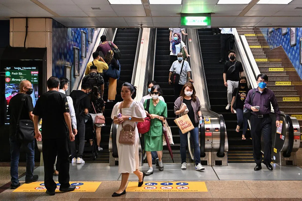数据显示，本地双薪家庭从2010年的47.1%增至2020年的52.5%。（联合早报）