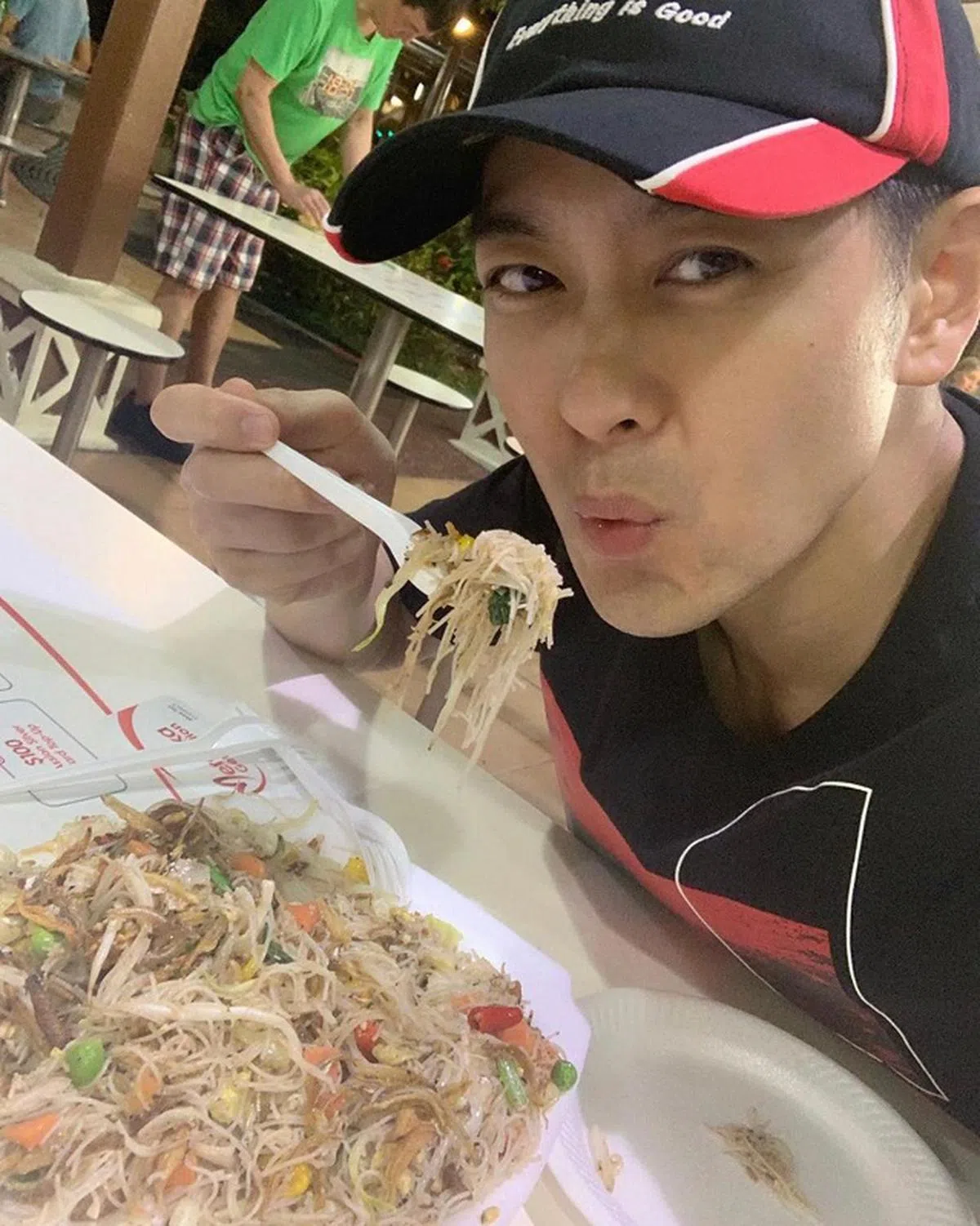  看林志颖开心的样子，这盘炒米粉应该很合他口味吧。这个PO文在社媒上吸引到1万3239人点赞。（Instagram截图） 
