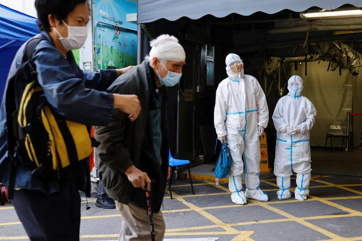 香港第五波疫情来势汹汹，疫苗接种率偏低的老年群体面临巨大风险。（路透社）