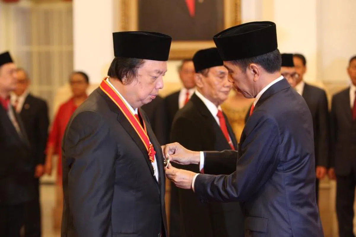  翁俊民2018年获印尼总统佐科颁发“国家英雄大儿女勋章”，是印尼建国73年来首位获得此荣衔的华裔企业家。（国际日报） 