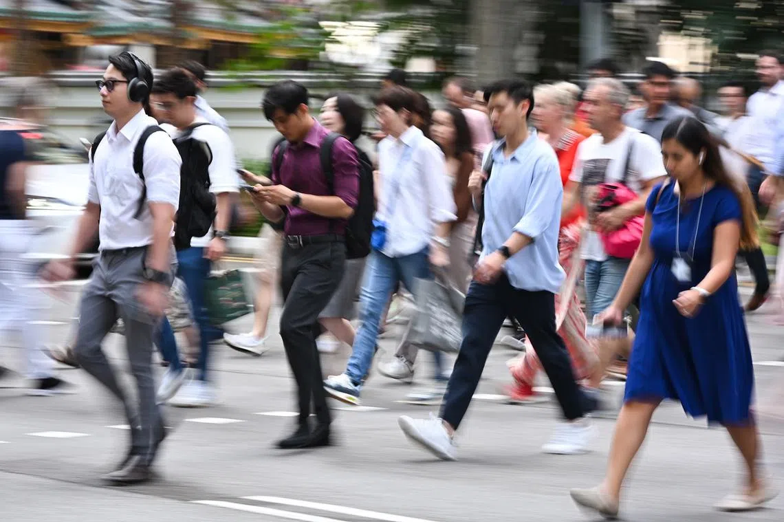 漆街（Church Street）外的上班族。（海峡时报）