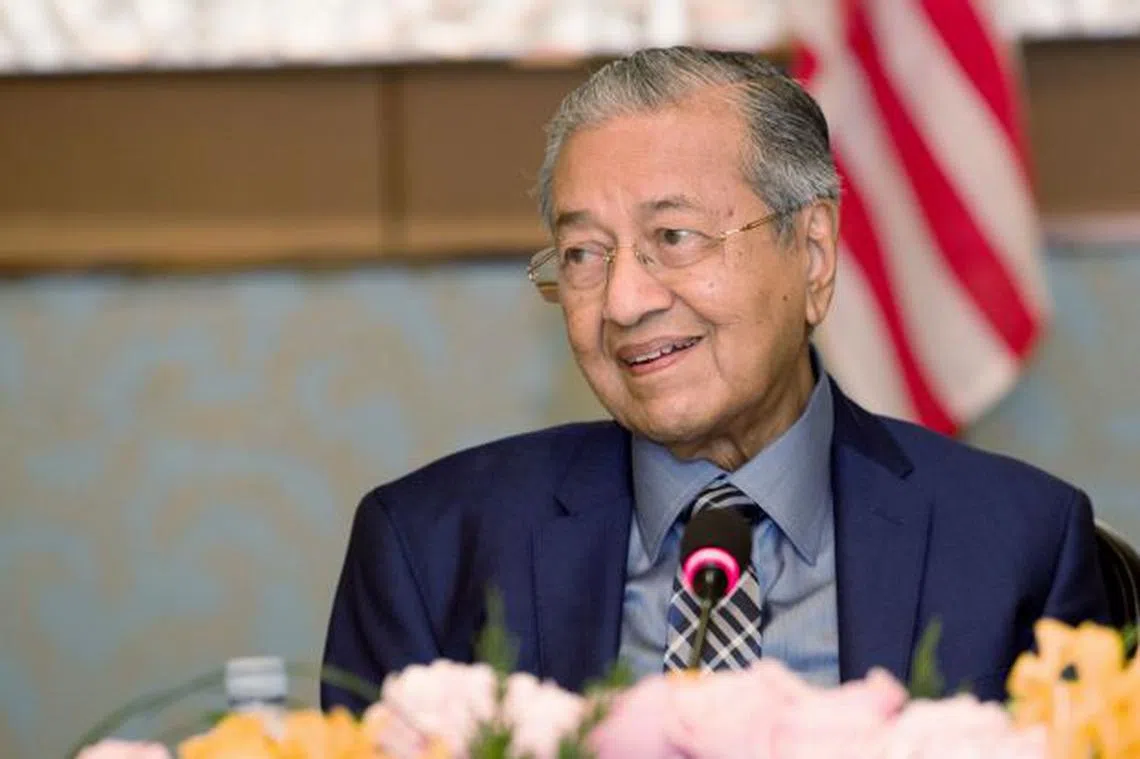 马哈迪不满柔新大臣萨鲁丁擅自改组州行政议会（州内阁），一度萌生辞职念头。（星报）