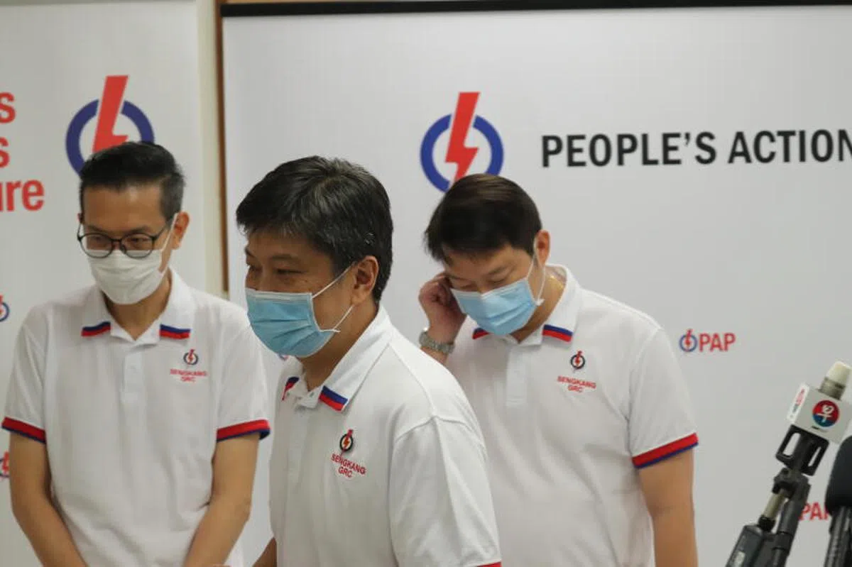  总理公署部长黄志明（中）。（联合早报） 