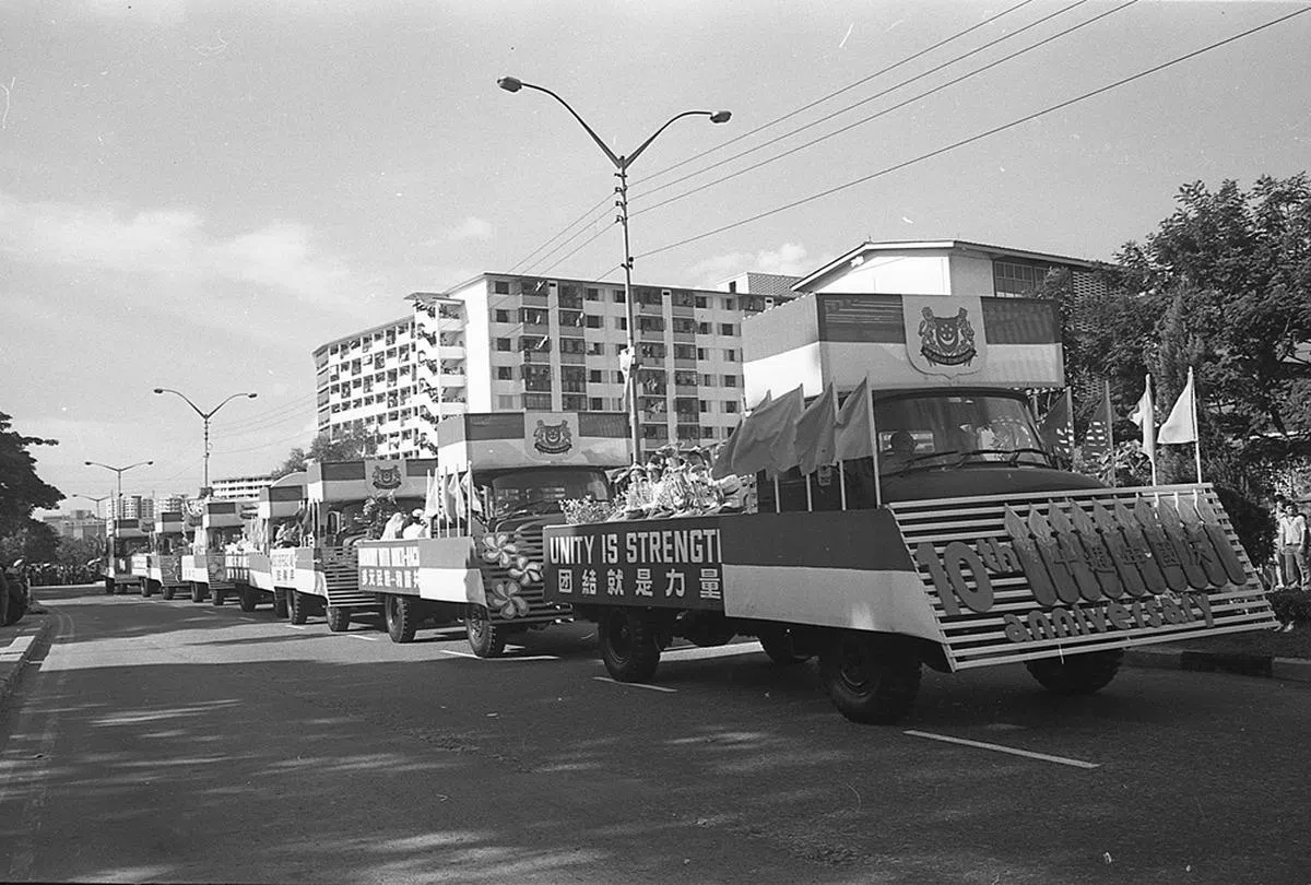 花车也带有“团结就是力量”、“多元民族-和谐共处“等标语。（南洋商报）