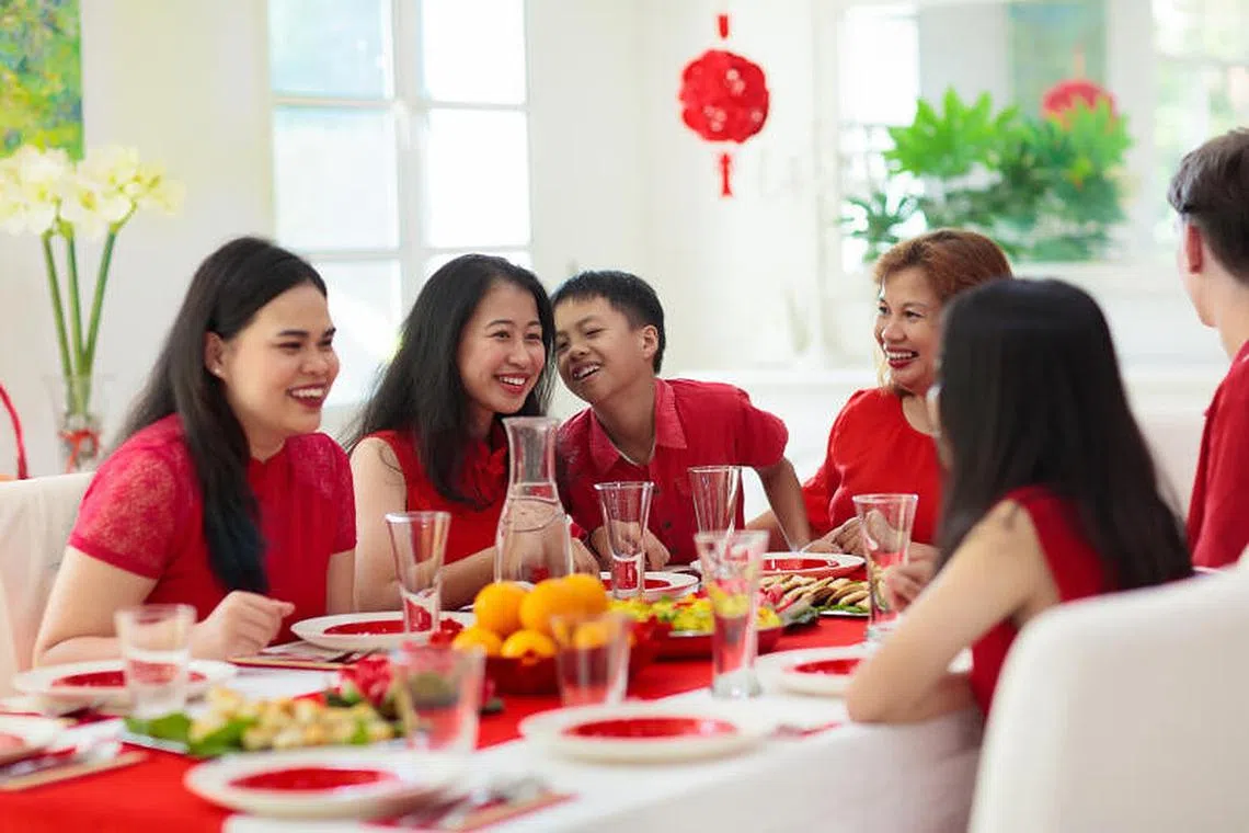 下周二（26日）起，每个家庭单日最多只能招待八名访客，在外聚会的人数限制则维持在每次八人。（互联网）