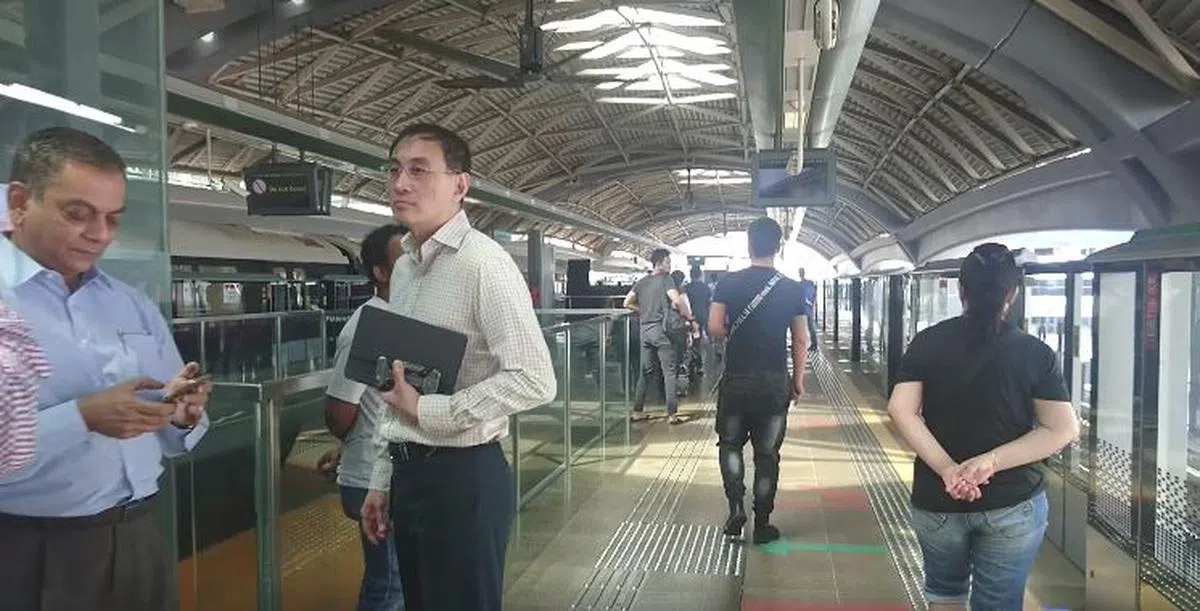  郭木财（戴眼镜者）被拍到在碰撞事故后出现在地铁裕群站。（今日报视频截图） 