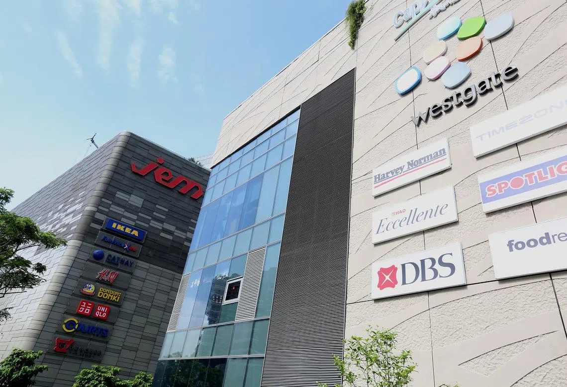 光在裕廊东中心，步行15分钟内就有三个商场，他们分别是Jem、西城（Westgate）以及IMM。早前还有裕冰坊（JCube）。（新明日报）