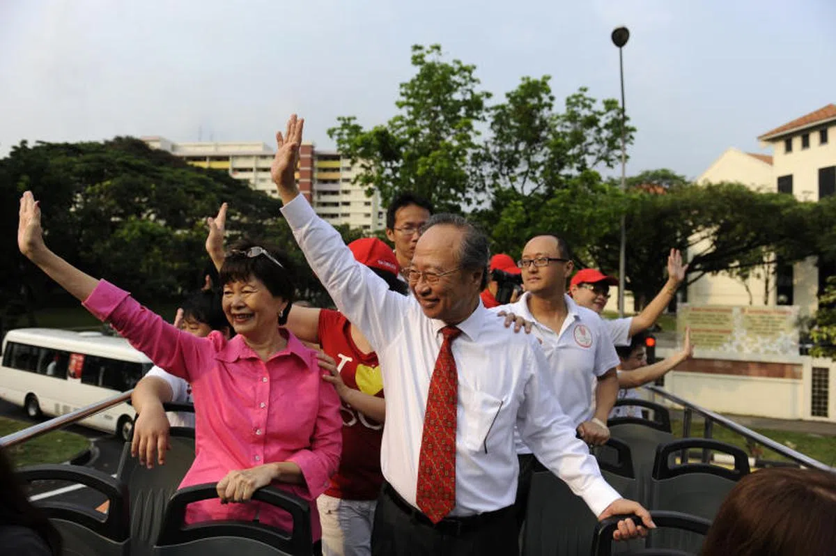  2011年9月3日，仅以0.34个百分点的微差落选民选总统的陈清木于早上乘开篷双层巴士，到全岛25个地点谢票，受到国人热烈的欢迎。（海峡时报） 