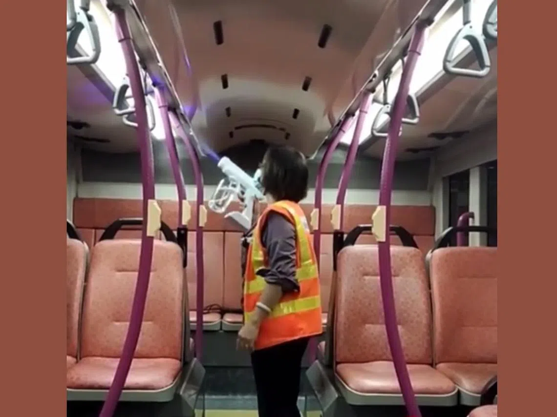 新捷运员工在消毒巴士。（视频截图）