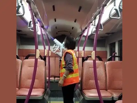 新捷运员工在消毒巴士。（视频截图）