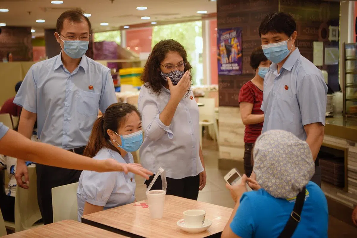 2020年7月，工人党团队攻下盛港集选区后，与该区居民互动。（海峡时报）