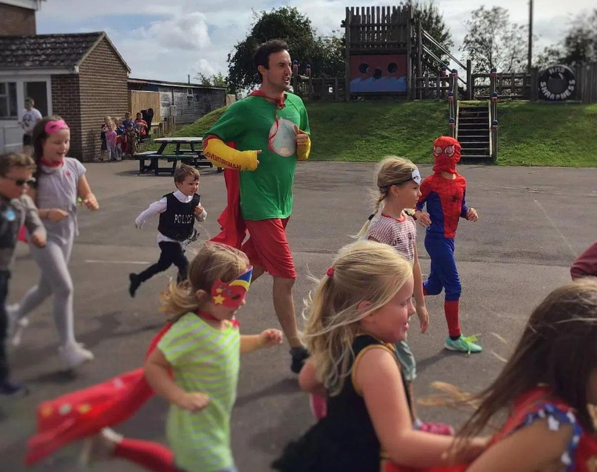 麦克唐纳经常披着招牌的超级英雄披风，为患有罕见疾病的儿童筹款。（Instagram @adventureman）