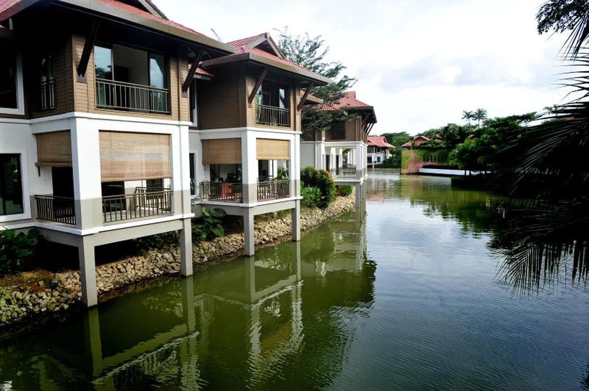  越来越多新加坡人在马来西亚柔佛南部的“依斯干达经济特区”购买豪宅当度假屋。住在这间“在水一方”的大豪宅，坐在家里的阳台就可以垂钓。（互联网） 