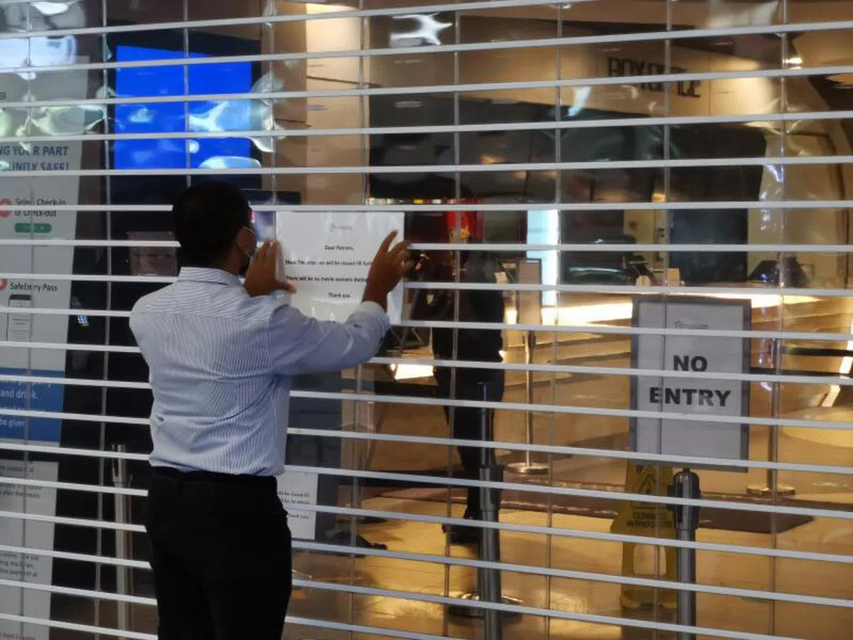  NEX购物商场的邵氏戏院在闸门上张贴告示，通知公众戏院会一直关闭至另行通知。（联合早报） 