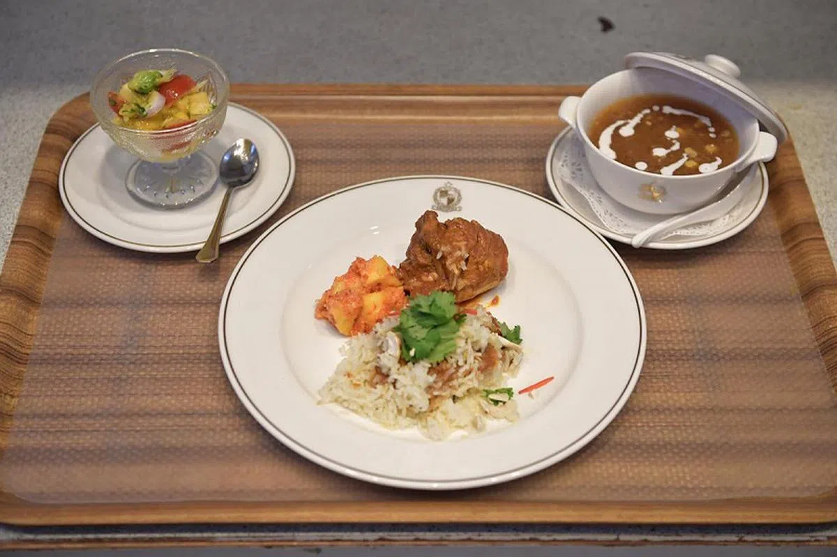  左起：芒果芒果萨尔萨沙拉、鸡肉黄姜饭、甜玉米西米露。（海峡时报） 