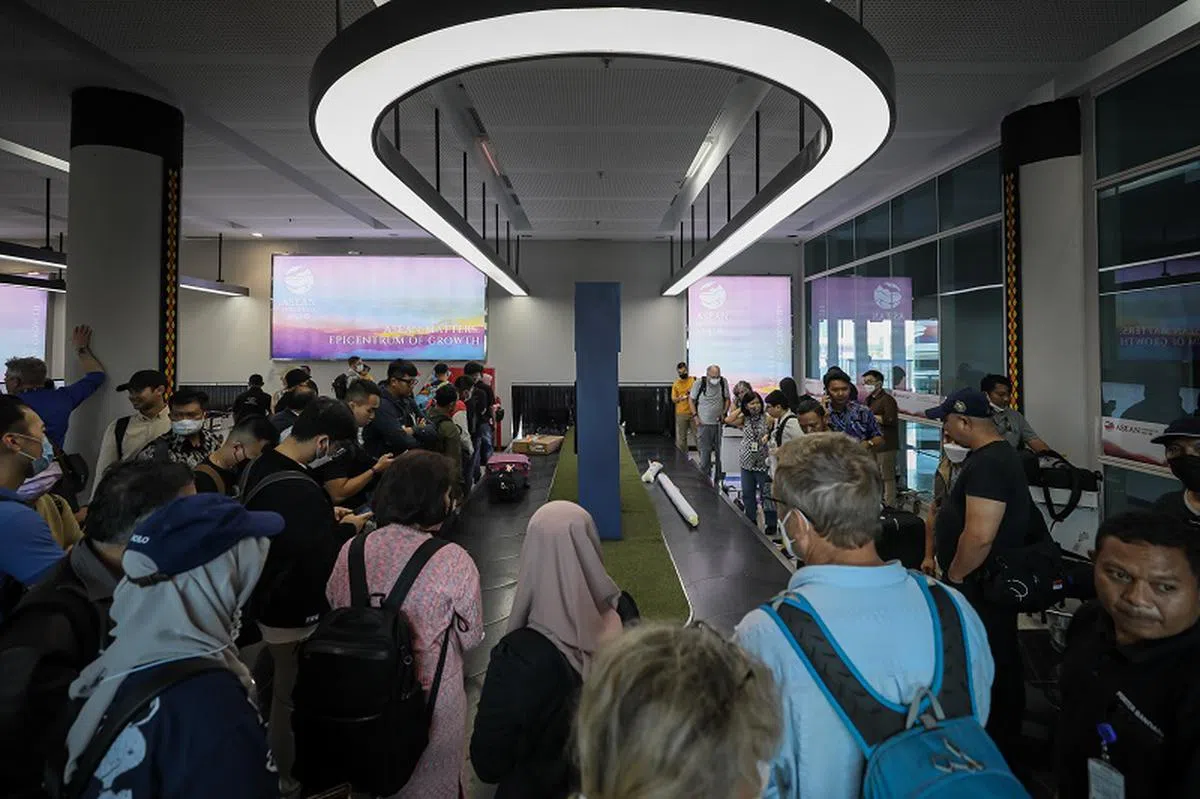 更多旅客出行前会在行李上安装追踪装置。（海峡时报）