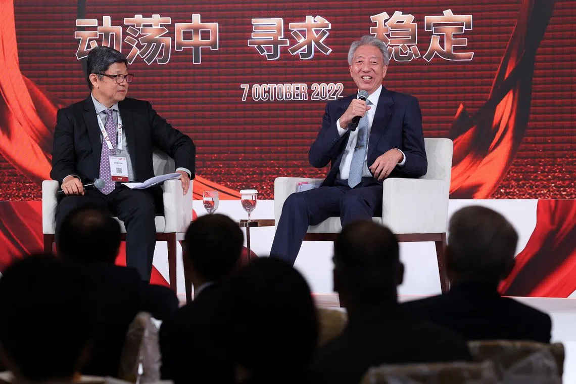 国务资政兼国家安全统筹部长张志贤（右）在第13届慧眼中国环球论坛的炉边对话环节中，与主持人淡马锡亚洲区副主席及运营伙伴胡以晨，畅谈他对新加坡第四代领导班子的看法。（联合早报）