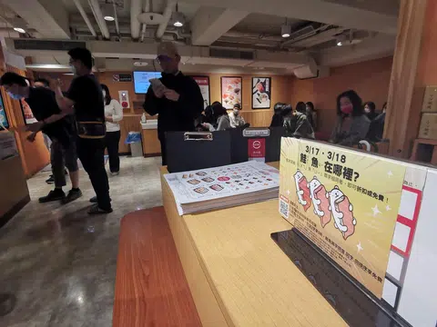 日本知名连锁回转寿司店“寿司郎”(Sushiro)的台湾店，近期推出了“爱的回鲑”特别优惠活动。（联合早报）
