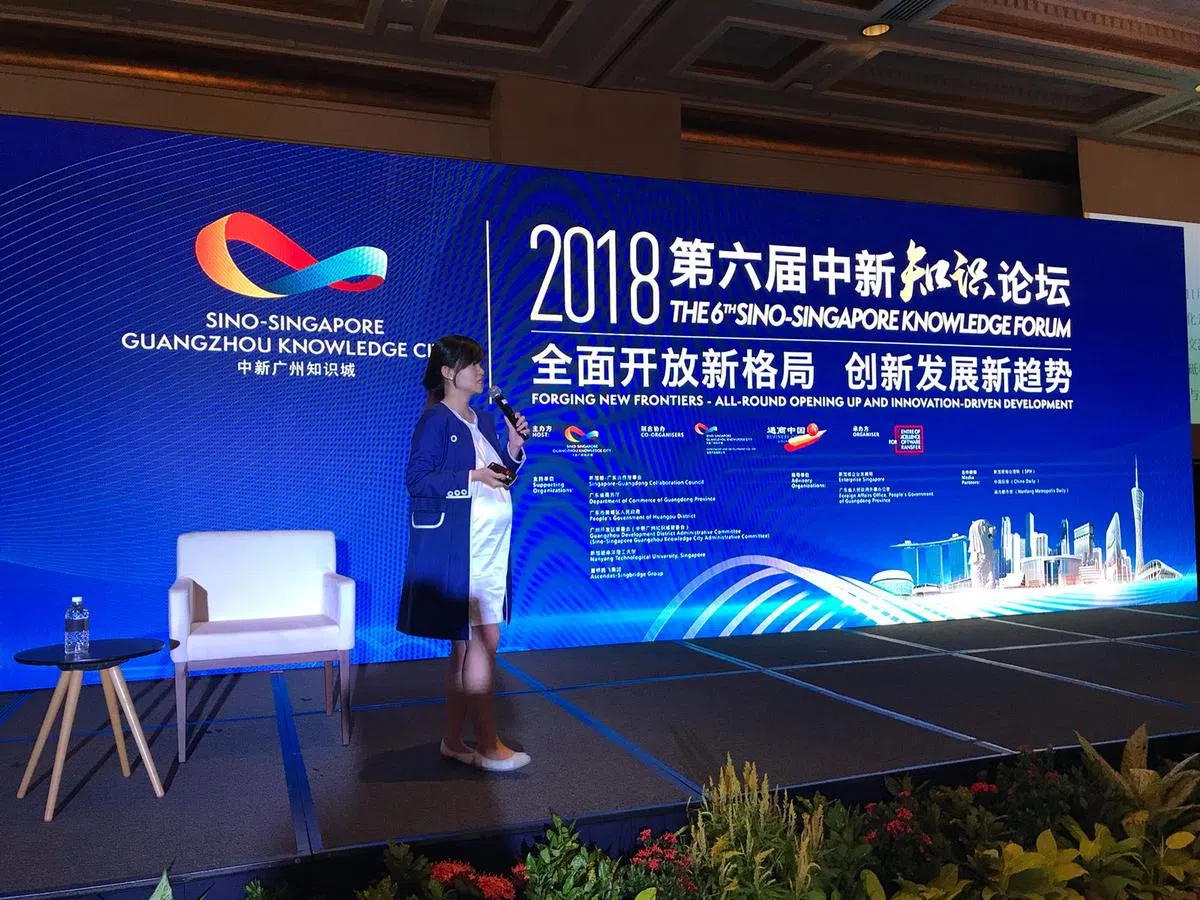  身怀六甲的通商中国总裁陈佩玲在傍晚的商务晚宴上，卖力地向在场嘉宾宣传通商中国，相当敬业乐业。（卢凌之摄） 