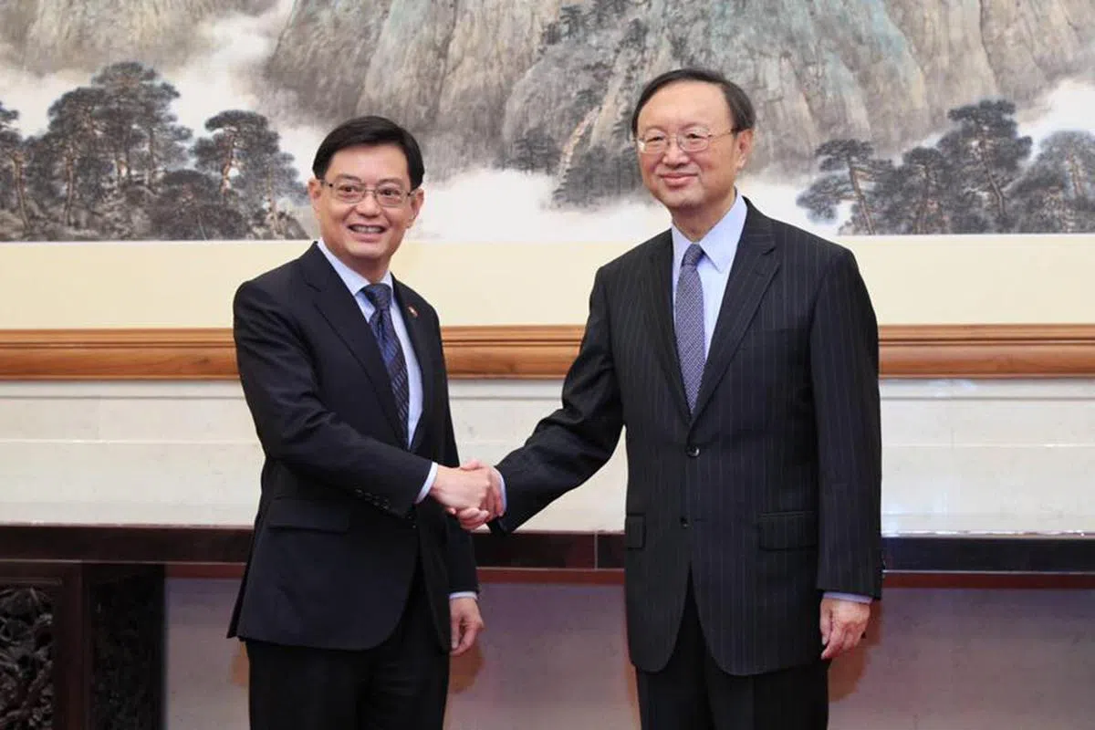  王瑞杰与中央外事工作委员会办公室主任杨洁篪（右）会面。（王瑞杰面簿） 