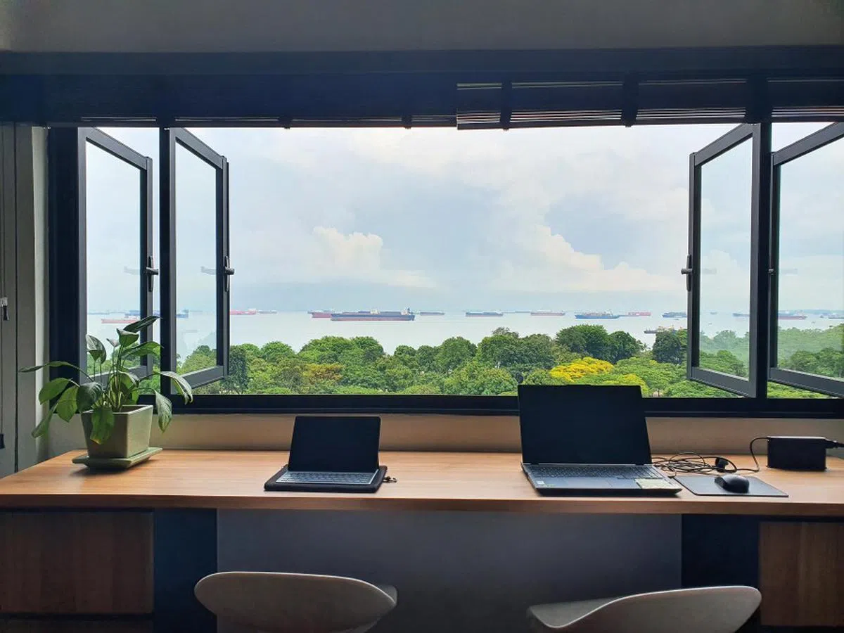 经过一番精心布置，这间组屋的屋主就能在居家办公的同时，享受无敌海景。（Home & Decor）